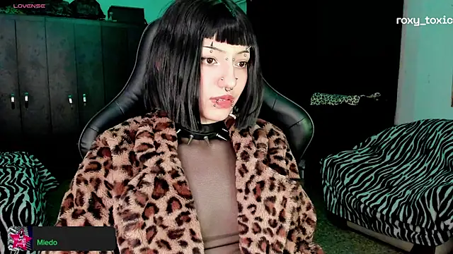 Snapshot of roxy_toxic chatting on October 21, 2025, 1:28 am roxy toxic online show from October 21, 2025, 1:28 am