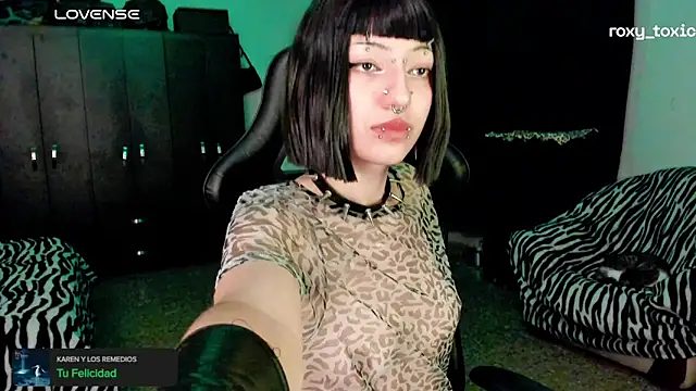 Snapshot of roxy_toxic chatting on November 5, 2025, 1:27 am roxy toxic online show from November 5, 2025, 1:27 am