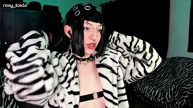 Snapshot of roxy_toxic chatting on November 15, 2025, 2:20 am roxy toxic online show from November 15, 2025, 2:20 am