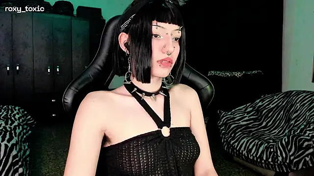 Snapshot of roxy_toxic chatting on November 18, 2025, 12:38 am roxy toxic online show from November 18, 2025, 12:38 am
