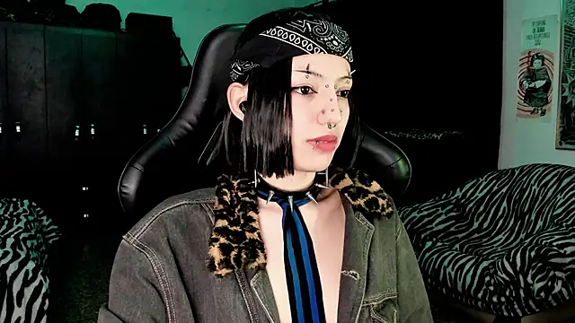 Snapshot of roxy_toxic chatting on December 19, 2025, 2:07 am roxy toxic online show from December 19, 2025, 2:07 am