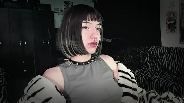 Snapshot of roxy_toxic chatting on May 28, 2026, 1:36 am roxy toxic online show from May 28, 2026, 1:36 am