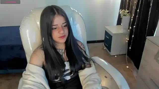 Nicole Foxx  online show from February 28, 2025, 8:28 pm