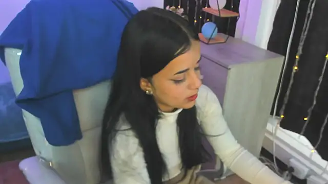 Nicole Foxx  online show from March 16, 2025, 8:32 pm