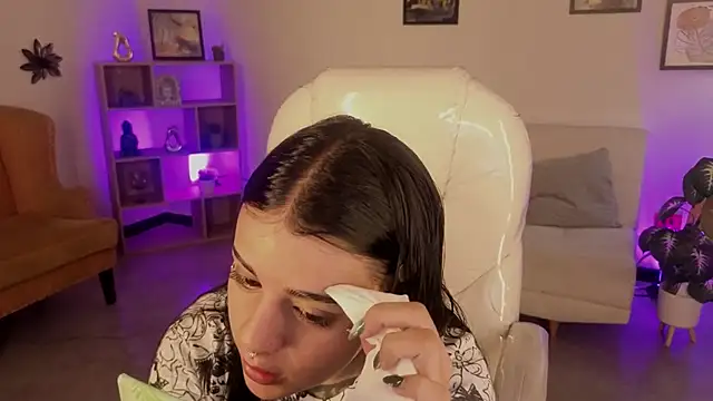 Nicole Foxx  online show from November 15, 2025, 8:05 pm