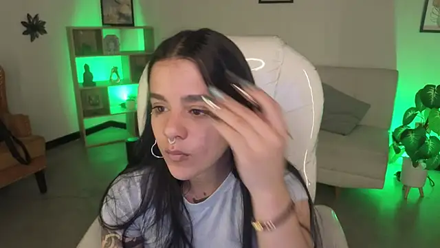 Nicole Foxx  online show from November 23, 2025, 8:19 pm