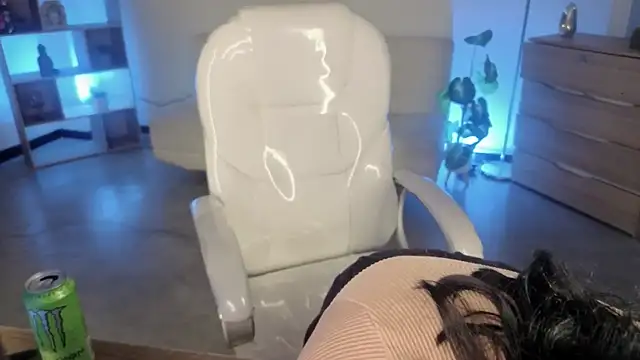 Nicole Foxx  online show from December 22, 2025, 7:00 pm