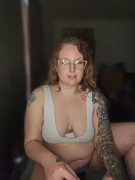 TattedMamaXOXO online show from April 1, 2026, 4:37 pm