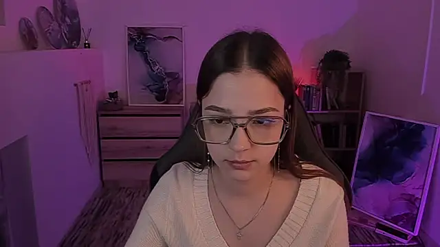 PamBeesly online show from February 1, 2025, 8:18 am