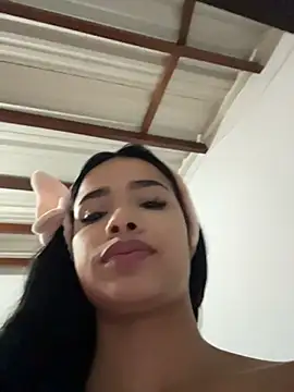 Bella Smiith  online show from November 6, 2025, 9:48 pm