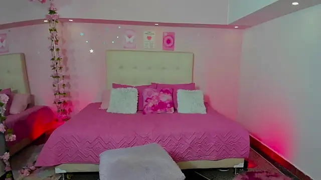 ScarlettDreamss7 online show from October 18, 2025, 9:15 pm