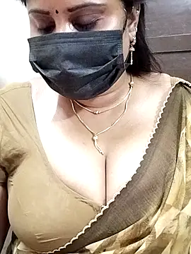 Queenflowerr online show from February 10, 2025, 5:41 pm