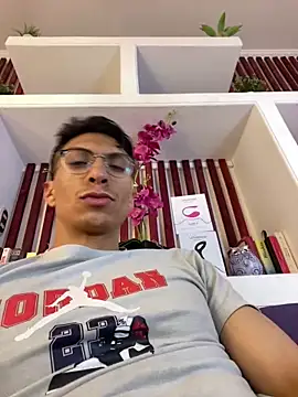 Snapshot of ApoloCruz chatting on March 6, 2026, 3:47 am ApoloCruz online show from March 6, 2026, 3:47 am