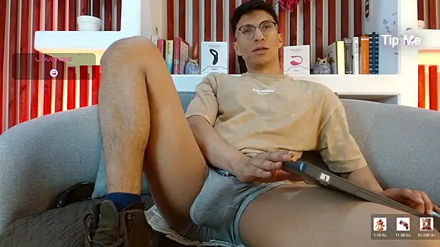 Snapshot of ApoloCruz chatting on April 7, 2026, 5:08 am ApoloCruz online show from April 7, 2026, 5:08 am