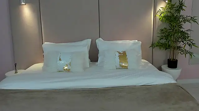 SandraTucker online show from November 23, 2025, 2:55 am