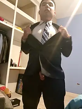 Snapshot of Hombre_de_traje chatting on January 21, 2025, 10:08 am Hombre de traje online show from January 21, 2025, 10:08 am