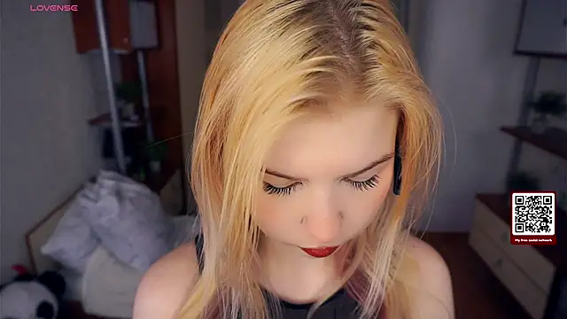 LynetHakes online show from November 17, 2025, 4:18 am