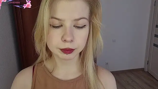 Snapshot of LynetHakes chatting on May 19, 2026, 6:20 am LynetHakes online show from May 19, 2026, 6:20 am