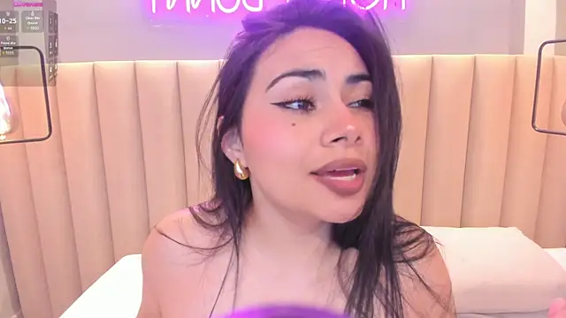 Naomymonroe  online show from September 18, 2025, 9:50 pm