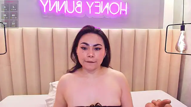 Naomymonroe  online show from November 11, 2025, 7:25 pm