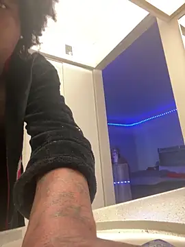 Snapshot of squirmxx10 chatting on February 5, 2026, 10:36 pm squirmxx10 online show from February 5, 2026, 10:36 pm