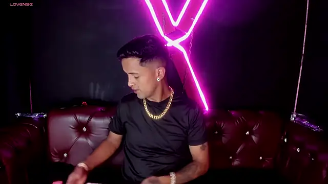 Snapshot of Nikki_and_Mayk chatting on February 16, 2025, 2:31 am Nikki and Mayk online show from February 16, 2025, 2:31 am