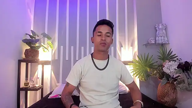 Snapshot of Nikki_and_Mayk chatting on November 14, 2025, 2:43 am Nikki and Mayk online show from November 14, 2025, 2:43 am