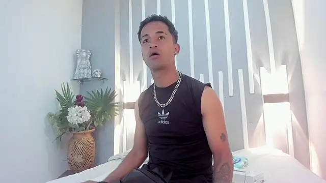 Snapshot of Nikki_and_Mayk chatting on February 18, 2026, 2:40 am Nikki and Mayk online show from February 18, 2026, 2:40 am