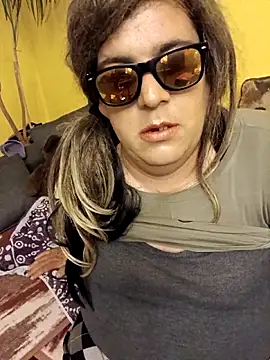 Snapshot of Adrianka chatting on May 6, 2026, 9:53 pm Adrianka online show from May 6, 2026, 9:53 pm
