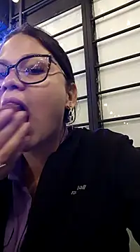 Snapshot of Vale_Saenzz chatting on March 9, 2025, 3:32 am Vale Saenzz online show from March 9, 2025, 3:32 am