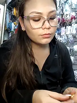 Snapshot of Vale_Saenzz chatting on October 1, 2025, 12:49 am Vale Saenzz online show from October 1, 2025, 12:49 am