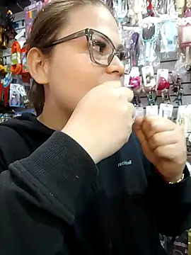 Snapshot of Vale_Saenzz chatting on October 8, 2025, 8:28 pm Vale Saenzz online show from October 8, 2025, 8:28 pm