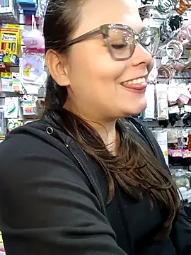 Snapshot of Vale_Saenzz chatting on November 10, 2025, 8:52 pm Vale Saenzz online show from November 10, 2025, 8:52 pm