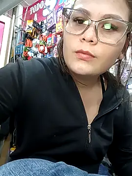 Snapshot of Vale_Saenzz chatting on November 18, 2025, 7:51 pm Vale Saenzz online show from November 18, 2025, 7:51 pm