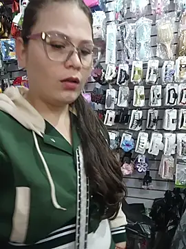 Snapshot of Vale_Saenzz chatting on December 23, 2025, 1:14 am Vale Saenzz online show from December 23, 2025, 1:14 am