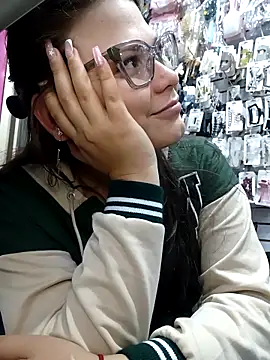 Snapshot of Vale_Saenzz chatting on February 11, 2026, 12:48 am Vale Saenzz online show from February 11, 2026, 12:48 am