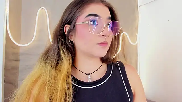 Snapshot of Shanntal_ chatting on February 16, 2026, 7:32 pm Shanntal online show from February 16, 2026, 7:32 pm