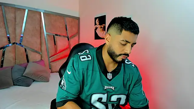 LeandroRusso online show from February 5, 2025, 8:25 pm