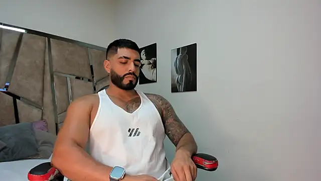 LeandroRusso online show from February 6, 2025, 7:51 pm