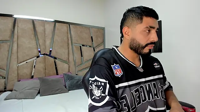 LeandroRusso online show from February 12, 2025, 8:40 pm