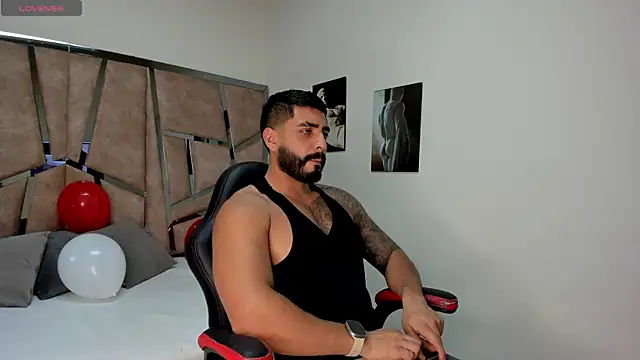 LeandroRusso online show from February 15, 2025, 8:01 pm