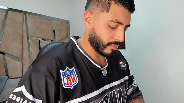 LeandroRusso online show from February 25, 2025, 7:58 pm