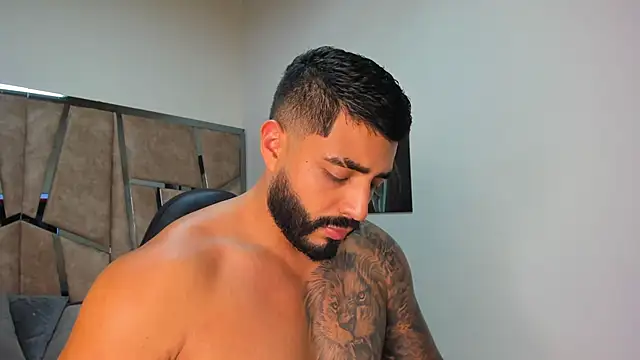 LeandroRusso online show from February 25, 2025, 11:00 pm