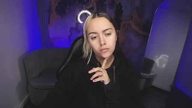 Hela v online show from November 8, 2025, 12:38 pm