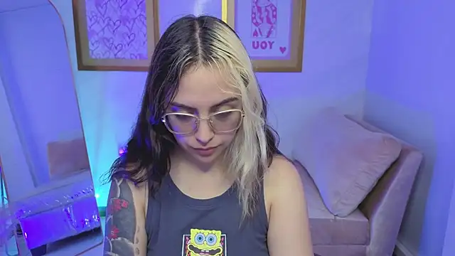 Hela v online show from November 25, 2025, 7:58 pm