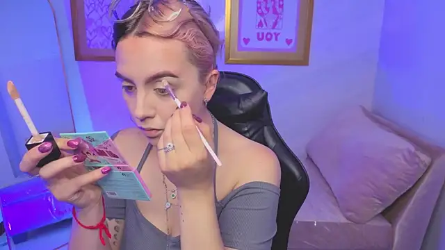 Hela v online show from January 14, 2026, 8:03 pm