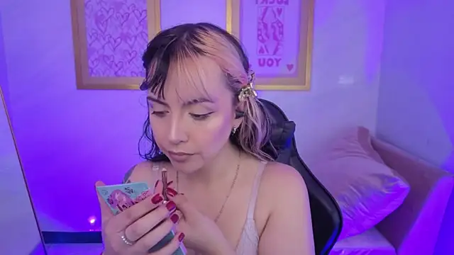 Hela v online show from February 5, 2026, 8:02 pm