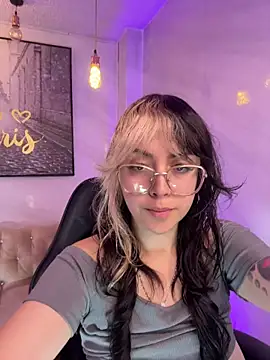 Hela v online show from March 5, 2026, 1:29 pm