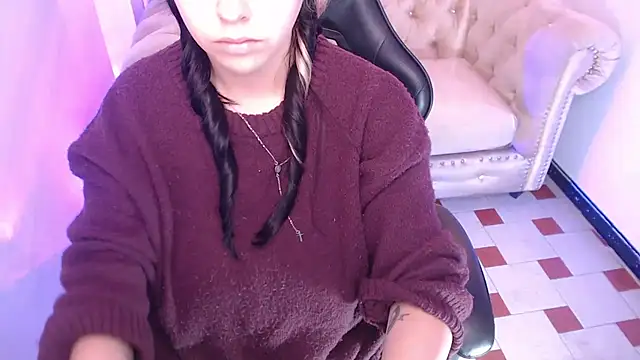 Hela v online show from March 6, 2026, 1:07 pm