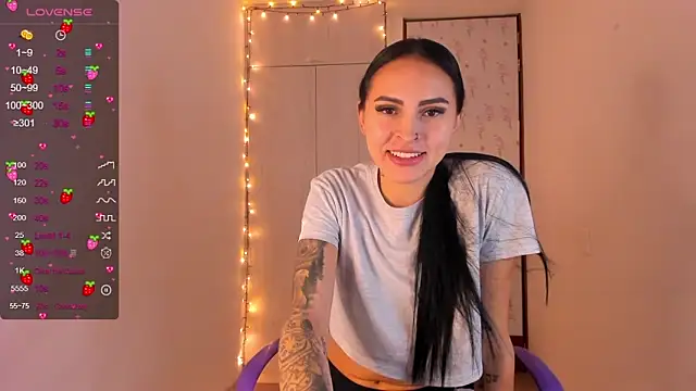 Snapshot of Little__Linda chatting on February 11, 2025, 12:28 am Little Linda online show from February 11, 2025, 12:28 am